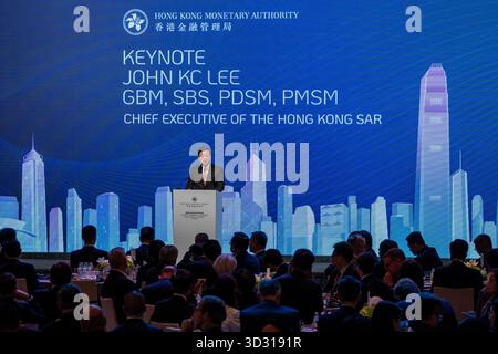 Hong Kong, Hong Kong. 4 novembre 2025. John Lee, Chief Executive di Hong Kong, intervenuto al Global Financial Leaders Investment Summit il 4 novembre 2025 a Hong Kong (foto di Vernon Yuen/Nexpher Images/Sipa USA) Credit: SIPA USA/Alamy Live News Foto Stock
