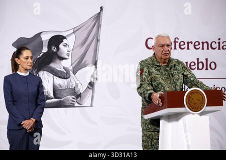 Non esclusiva: Il presidente messicano Claudia Sheinbaum Pardo è visto dietro mentre il ministro della difesa nazionale messicana, Ricardo Trevilla Trejo parla a Foto Stock