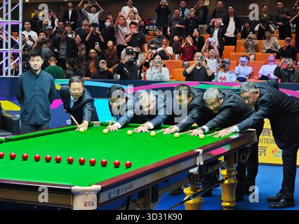 Cerimonia di apertura. Nanjing, Cina.2 novembre 2025. Il Campionato internazionale di snooker Tour 2025 è iniziato a Nanchino, capitale della provincia cinese del Jiangsu, con i migliori giocatori tra cui Ding Junhui, Zhao Xintong e Ronnie o'Sullivan che hanno preso parte ai tavoli il 2 novembre 2025. Credito: Yang Bo/China News Service/Alamy Live News Foto Stock