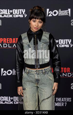 Los Angeles, Stati Uniti. 3 novembre 2025. Xochitl Gomez partecipa agli arrivi della prima mondiale dei 20th Century Studios di "PREDATOR: BADLANDS" al TCL Chinese Theatre di Los Angeles, CALIFORNIA, il 3 novembre 2025. (Foto di Corine Solberg/Sipa USA) credito: SIPA USA/Alamy Live News Foto Stock