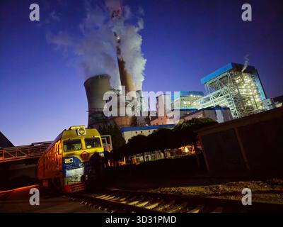 Centrale termica a carbone con locomotiva per il trasporto merci al Dusk di Shandong, Cina Foto Stock