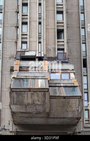 Dettaglio ravvicinato dell'architettura brutalista che compone l'ex Hotel Zlatibor nella città serba di Užice. Ottobre 2025. Foto Stock
