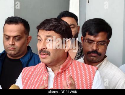 Patna, India. 4 novembre 2025. PATNA, INDIA - 2 NOVEMBRE 2025: Il deputato del BJP Manoj Tiwari parla con i media all'Hotel Maurya il 2 novembre 2015 a Patna, India. (Foto di Santosh Kumar/Hindustan Times/Sipa USA ) credito: SIPA USA/Alamy Live News Foto Stock