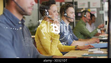 Operatori di contact centre che indossano cuffie che lavorano su computer in ufficio, con sovrapposizione Bitcoin Foto Stock