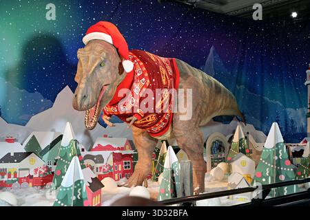 Londra, Regno Unito. 4 novembre 2025. La tradizione annuale del Museo di storia naturale, il suo famoso Tyrannosaurus rex animatronico, farà ancora una volta il debutto del maglione natalizio del Museo del 2025 con una gigantesca lana invernale giurassica a Londra, Regno Unito. (Foto di 李世惠/SEE li/Picture Capital) credito: Vedi li/Picture Capital/Alamy Live News Foto Stock