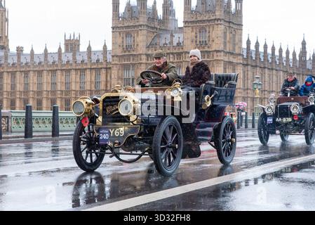 1903 Gladiator auto storica che partecipa alla corsa di auto veterane da Londra a Brighton del 2025, attraversando Westminster. Foto Stock