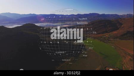 Visualizzazione della griglia olografica che galleggia sui terreni agricoli dalla vista dei droni, con indicazione di data e ora e nodi dati Foto Stock