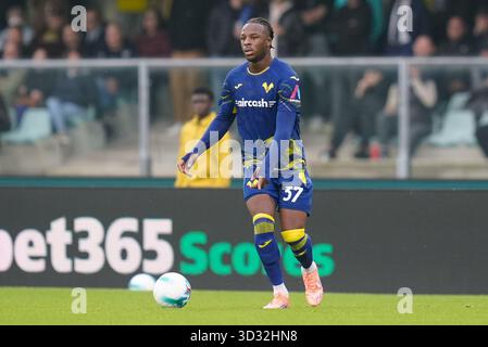 Verona, Italia. 2 novembre 2025. Armel bella-Kotchap dell'Hellas Verona FC in azione durante la partita di serie A Enilive tra Hellas Verona FC e FC Internazionale allo Stadio Marcantonio Bentegodi il 2 novembre 2025 a Verona. Crediti: Giuseppe Maffia/Alamy Live News Foto Stock