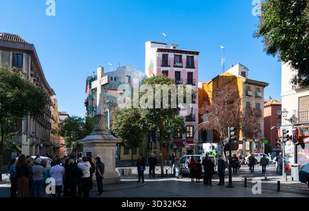 Giornata soleggiata a Plaza de Puerta Cerrada con architettura tradizionale e murales urbani nel centro storico di Madrid, Spagna Foto Stock
