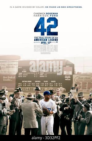 42 (2013) diretto da Brian Helgeland e interpretato da Chadwick Boseman, Harrison Ford e Nicole Beharie. Jackie Robinson rompe la barriera cromatica del baseball, combattendo il razzismo come primo giocatore nero della MLB. USA SOLO PER USO EDITORIALE DI un foglio di poster. Crediti: BFA / Warner Bros Immagini Foto Stock