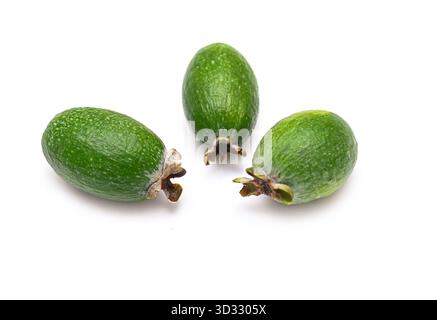 Tre feijoa sellowiana verdi o guava di ananas isolate sul bianco, vista dall'alto Foto Stock