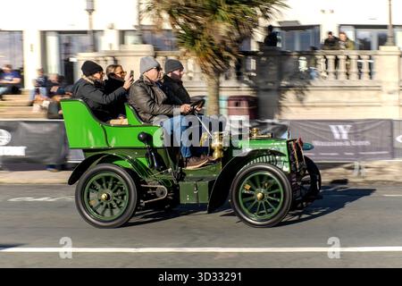 Madeira Drive, Brighton, East Sussex, Regno Unito. Questo è il rally di auto da Londra a Brighton Veteran Car Rally 2025 che arriva da Londra durante il suo evento annuale. La messa in scena di quest'anno dell'evento motoristico più longevo al mondo si svolgerà domenica 2 novembre 2025, in occasione della famosa Emancipation Run del novembre 1896. Questa immagine mostra un'auto d'epoca Old Star del 1904 guidata da Ken Butcher. 2 novembre 2025. David Smith/Alamy Foto Stock