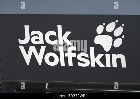 Jack Wolfskin logo del marchio di abbigliamento e accessori all'aperto all'esterno di un negozio Foto Stock