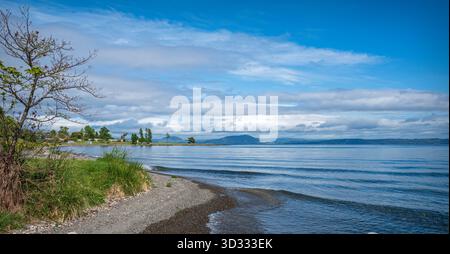 Vista dal punto di osservazione del fiume Waitahanui sulle rive del lago Taupo, appena fuori dalla State Highway 1 (Volcanic Loop Highway), North Island, nuova Zelanda. Foto Stock
