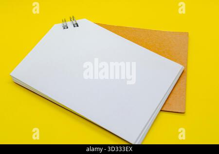 Blocco note bianco a forma di banner con spazio personalizzabile per il testo su sfondo giallo Foto Stock