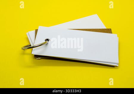 Blocco note bianco a forma di striscione con spazio personalizzabile per il testo sullo sfondo della copertina gialla Foto Stock