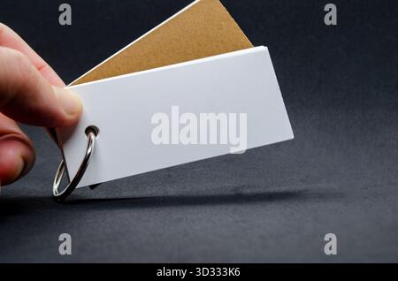 Blocco note bianco a forma di banner con spazio personalizzabile per il testo su sfondo scuro Foto Stock