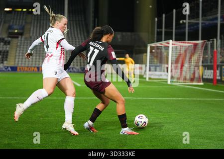 Zweikampf zwischen Lisa Baum (RB Leipzig, 11) und Ingibjörg Sigurdardottir (Friburgo, 24) Google Pixel Frauen-Bundesliga [Bundesliga]: Friburgo vs. RB Leipzig Dreisamstadion, 03.11.2025 “I REGOLAMENTI DFB/DFL VIETANO QUALSIASI USO DI FOTOGRAFIE COME SEQUENZE DI IMMAGINI E/O QUASI-VIDEO”. Foto Stock