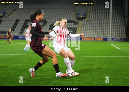 Zweikampf zwischen Lisa Baum (RB Leipzig, 11) und Ingibjörg Sigurdardottir (Friburgo, 24) Google Pixel Frauen-Bundesliga [Bundesliga]: Friburgo vs. RB Leipzig Dreisamstadion, 03.11.2025 “I REGOLAMENTI DFB/DFL VIETANO QUALSIASI USO DI FOTOGRAFIE COME SEQUENZE DI IMMAGINI E/O QUASI-VIDEO”. Foto Stock