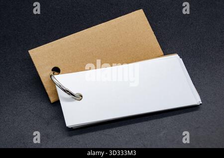 Blocco note bianco a forma di banner con spazio personalizzabile per il testo su sfondo nero Foto Stock