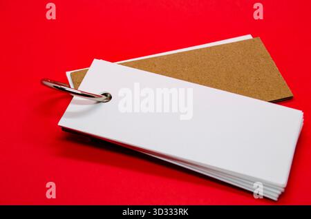 Blocco note bianco a forma di banner con spazio personalizzabile per il testo su sfondo rosso della copertina Foto Stock