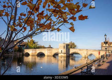 St Ives Old Bridge in Autumn, Cambridgeshire, Regno Unito Foto Stock
