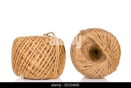 Corda di iuta arrotolata isolata su sfondo bianco. Foto Stock