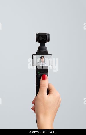 Fotocamera portatile compatta che registra donne in interni, concetto di vlogging moderno, narrazione digitale, creatività e creazione di contenuti Foto Stock