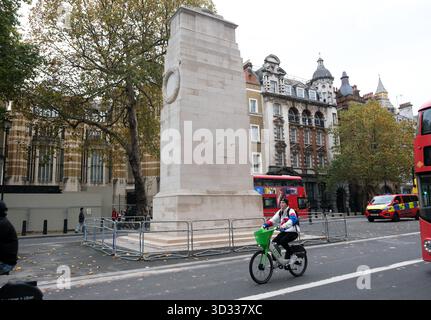 Whitehall, Londra, Regno Unito. 4 novembre 2025. Westminster è pronta per l'Armistizio. Gli indicatori Cenotaph sono stati rimossi. Crediti: Matthew Chattle/Alamy Live News Foto Stock