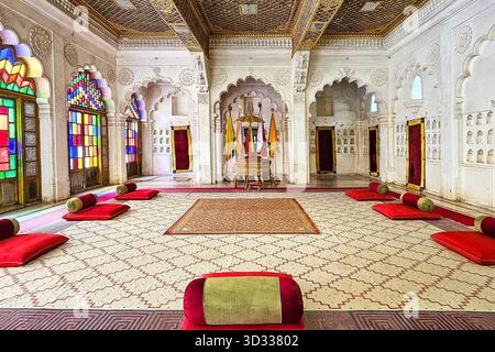 Moti Mahal - elegante sala del Trono reale con vetrate colorate, posti a sedere imbottiti e Palazzo decorato al forte di Mehrangarh, Jodhpur Foto Stock