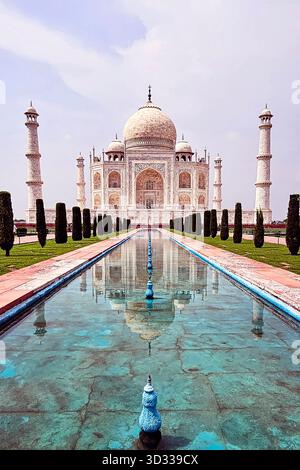 Taj Mahal con piscina riflettente e giardini ad Agra, India, monumento in marmo Foto Stock