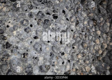 pietra pomice porosa grigia come una roccia ignea vulcanica da vicino Foto Stock