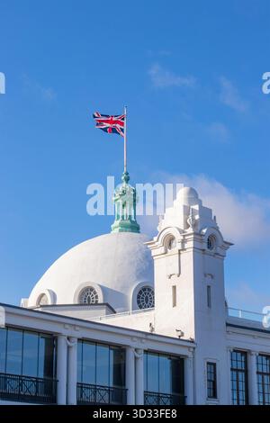 Bandiera Union Jack che sventola sopra lo storico edificio cittadino spagnolo dalla cupola bianca con finestre ad arco e elementi architettonici classici di whitley Bay uk Foto Stock