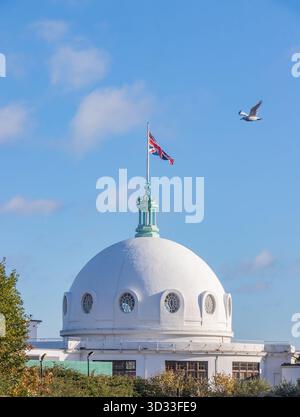Bandiera Union Jack che sventola sopra lo storico edificio cittadino spagnolo dalla cupola bianca con finestre ad arco e elementi architettonici classici di whitley Bay uk Foto Stock