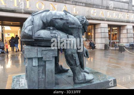 Statua in bronzo del Maestro dell'Universo di Eduardo Paolozzi posta all'esterno dell'ingresso della National Gallery of Scotland in giornata umida con la gente di edimburgo Foto Stock