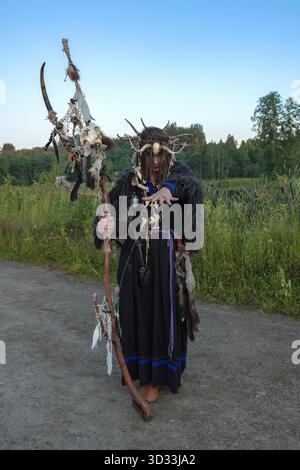 SHEVELEVO, RUSSIA - 18 GIUGNO 2025: velva scandinava in viaggio in una serata di luglio. Festival storico "Bylinny Bereg-2025" Foto Stock