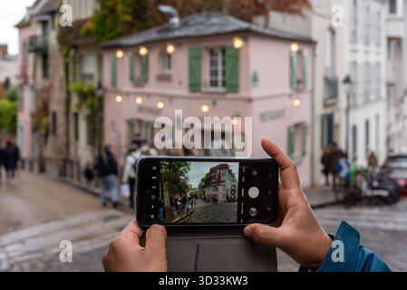 Parigi, Francia, 11.01.2025. Una persona che scatta una foto del famoso ristorante "la maison rose" a Montmartre nel 18° arrondissement di Parigi Foto Stock