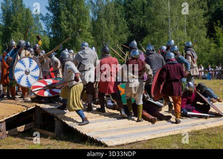 SHEVELEVO, RUSSIA - 18 LUGLIO 2025: Ricostruzione storica della battaglia medievale (difesa del ponte). Festival storico "Bylinny Bereg-2025" Foto Stock