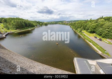 Editoriale: MOHNSEE, RENANIA SETTENTRIONALE-VESTFALIA, GERMANIA, 4 giugno 2025 - ampia vista sul lago di uscita del bacino idrico di Mohne, costruito per aiutare a controllare le inondazioni Foto Stock