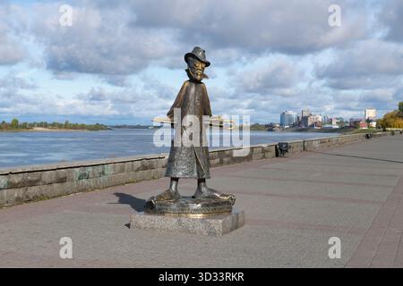 TOMSK, RUSSIA - 14 SETTEMBRE 2025: Scultura dello scrittore russo Anton Chekhov sull'argine del fiume Tom in un giorno di settembre Foto Stock