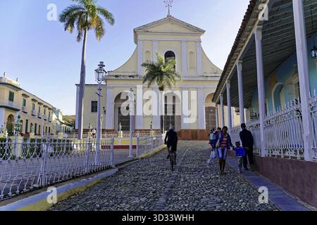 Trinidad, Cuba, grandi Antille, Caraibi, America centrale, America, Church Street fiancheggiata da palme e gente che passeggiava pacificamente Foto Stock