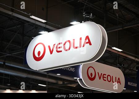 Villepinte, Francia. 4 novembre 2025. Illustrazione del logo VEOLIA, Veolia fornisce servizi di gestione del ciclo idrico, gestione e recupero dei rifiuti, e gestione dell'energia., alla Mostra Mondiale del nucleare presso il Centro espositivo di Villepinte il 4 novembre 2025. Foto di Tomas Stevens/ABACAPRESS.COM credito: Abaca Press/Alamy Live News Foto Stock
