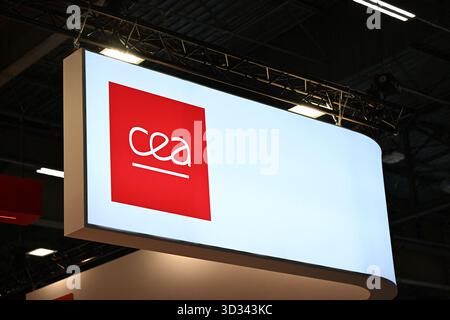 Villepinte, Francia. 4 novembre 2025. Illustrazione del logo CEA, protagonista della ricerca, alla World Nuclear Exhibition al Villepinte Exhibition Center il 4 novembre 2025. Foto di Tomas Stevens/ABACAPRESS.COM credito: Abaca Press/Alamy Live News Foto Stock