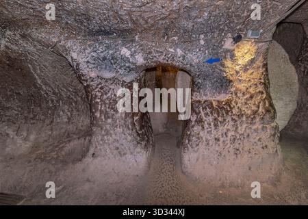 Un assaggio della città sotterranea di Özkonak, nella provincia di Nevşehir, regione dell'Anatolia centrale, Turchia Foto Stock