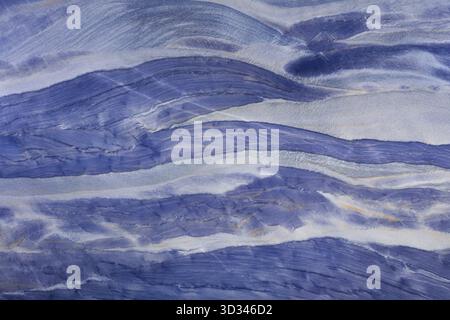 Texture di quarzite blu naturale che mostra formazioni minerali dettagliate ed eleganti Foto Stock