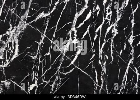 Texture in marmo bianco e nero ad alto contrasto con motivi venosi dinamici e intricati. Le linee nitide e il netto contrasto tra lo sfondo nero Foto Stock