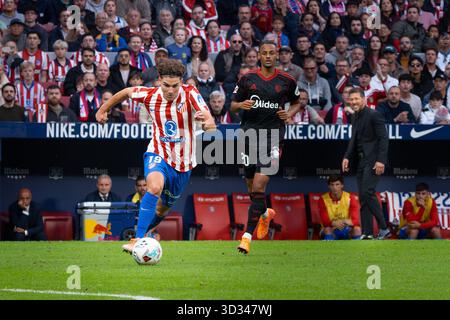 Julián Alvarez dell'Atletico de Madrid controlla una palla durante la partita LaLiga EA Sports con Rubén Vargas Foto Stock