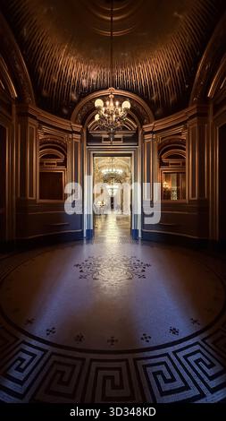 Parigi Francia 09.28.2025 corridoio ornato dell'Opera Garnier con maestoso lampadario che conduce a grandi spazi interni. Dettagli architettonici complessi e Foto Stock