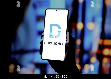 3 settembre 2024, Paraguay. In questa immagine, il logo Dow Jones Industrial Average viene visualizzato sullo schermo di uno smartphone Foto Stock