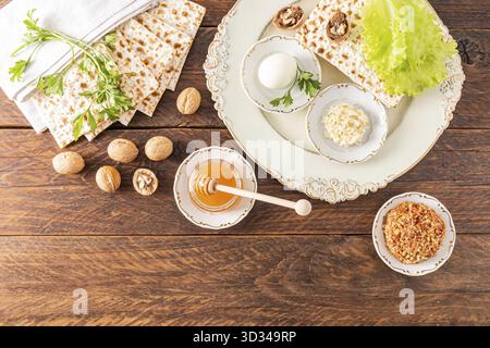 Sfondo festivo per la Pasqua ebraica con cibo e simboli tradizionali. Il concetto di vacanza pasquale. Vista dall'alto Foto Stock